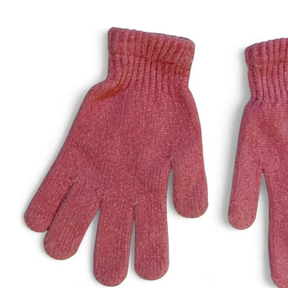 Pink knitted gloves with subtle speckled texture